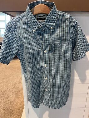 Boys Wrangler Button up Shirt plaid size medium
